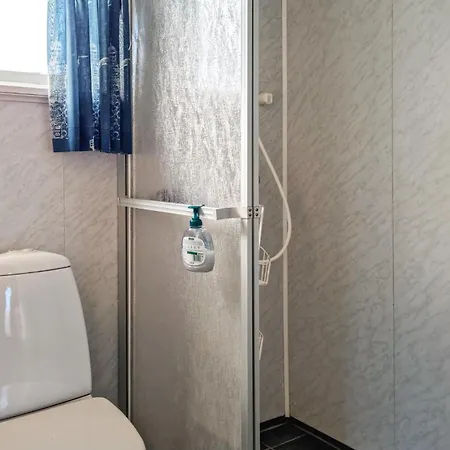 2 Bedroom Stunning In Rennesoy Holiday home Hanasand