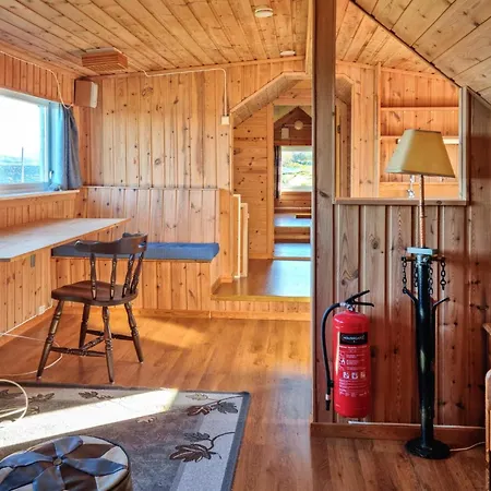 2 Bedroom Stunning In Rennesoy Holiday home Hanasand