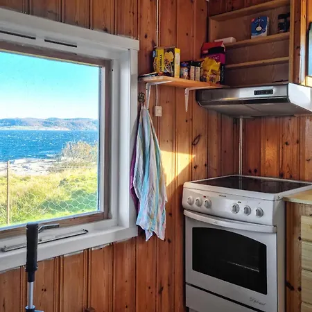 2 Bedroom Stunning In Rennesoy Holiday home