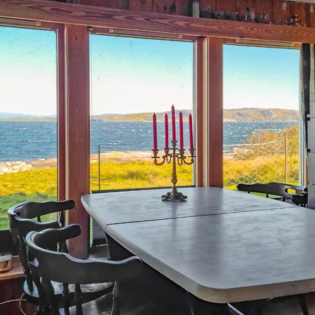 2 Bedroom Stunning In Rennesoy Holiday home *